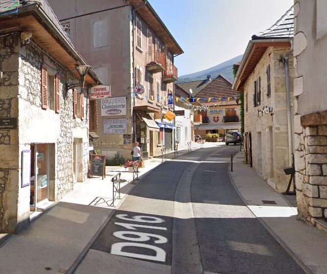 La rue piétonne de Novalaise ou se situe le restaurant Entre lacs et collines.