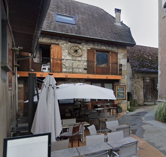 La charmante terrasse du restaurant entre Lacs et Collines côté rue piétonne de Novalaise. 