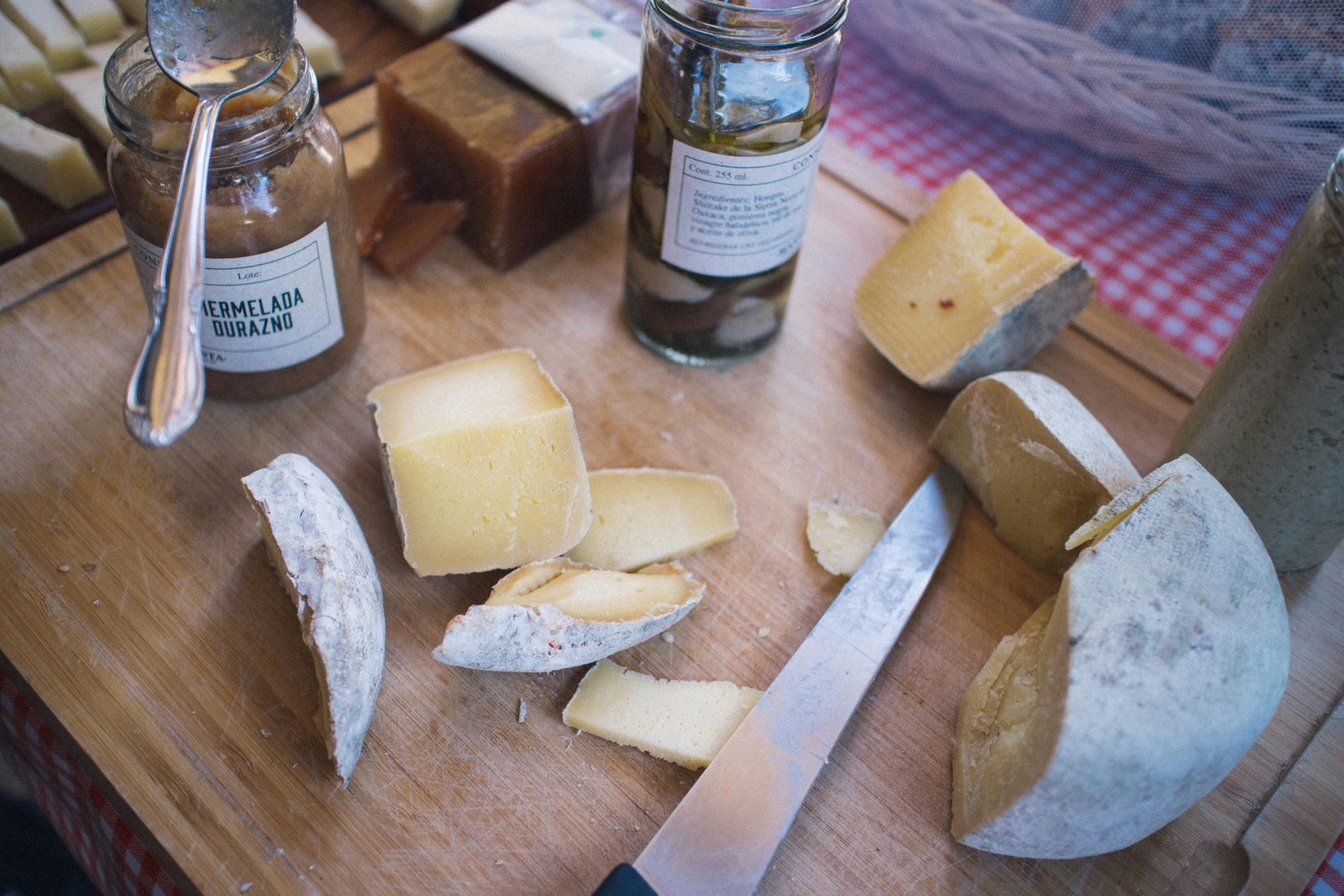 Photo d'un plateau de fromage qui pourrait s'apparenter à du dent du Chat