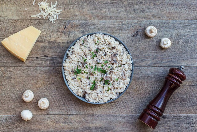 Un risotto avec une présentation de table gourmande vu du dessus